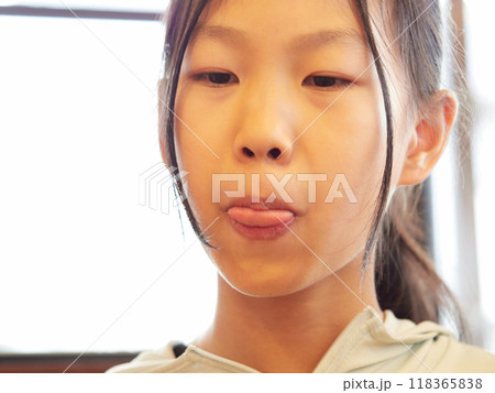 美味しい物に我慢している可愛い子供の様子 美味しい物に我慢している可愛い子供の様子 118365838