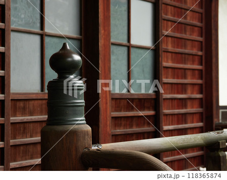 夏の雨の日のお寺の中の廊下の風景 夏の雨の日のお寺の中の廊下の風景 118365874