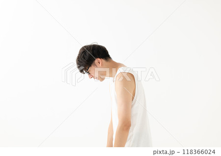 タンクトップを着た猫背の男性 118366024