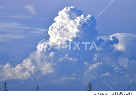 日本の横浜都市景観 送電線と“夏空”。猛烈な暑さが続く日本列島…巨大な雲が空に立ち上がる=9月15日 日本の横浜都市景観 送電線と“夏空”。猛烈な暑さが続く日本列島…巨大な雲が空に立ち上がる=9月15日 118366145