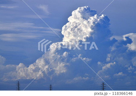 日本の横浜都市景観 送電線と“夏空”。猛烈な暑さが続く日本列島…巨大な雲が空に立ち上がる=9月15日 日本の横浜都市景観 送電線と“夏空”。猛烈な暑さが続く日本列島…巨大な雲が空に立ち上がる=9月15日 118366146