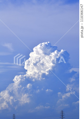 日本の横浜都市景観 送電線と“夏空”。猛烈な暑さが続く日本列島…巨大な雲が空に立ち上がる＝9月15日 118366147