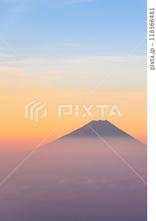 金峰山より望む朝焼けの富士山と雲海 118366481