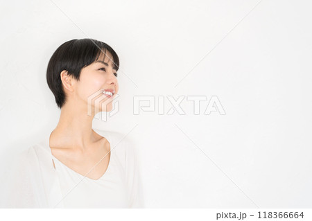 白い背景の前で笑顔の女性 118366664