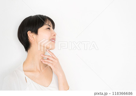 白い背景の前で笑顔の女性 118366686