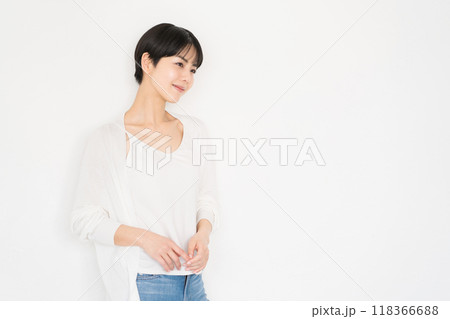 白い背景の前で笑顔の女性 118366688