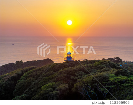 太東埼灯台と夏の朝日(千葉県いすみ市) 太東埼灯台と夏の朝日(千葉県いすみ市) 118366903