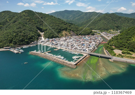 熊野灘の美しい海と漁村の街並み 118367469
