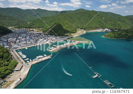 熊野灘の美しい海と漁村の街並み 118367471