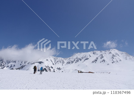5月上旬の立山黒部アルペンルート　立山室堂平から立山本峰　真砂岳の眺め 118367496