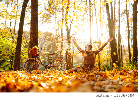 ?appy young woman having fun with leaves in autumn park. ?appy young woman having fun with leaves in autumn park. 118367504