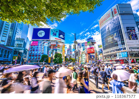 日本の東京都市景観　秋祭り…インバウンド続く…外国人観光客らで賑わう渋谷。109前は通行止め＝15日 118367577