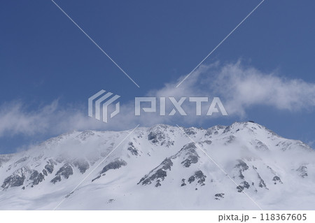 5月上旬の立山黒部アルペンルート 立山室堂平から立山本峰の眺め 5月上旬の立山黒部アルペンルート 立山室堂平から立山本峰の眺め 118367605