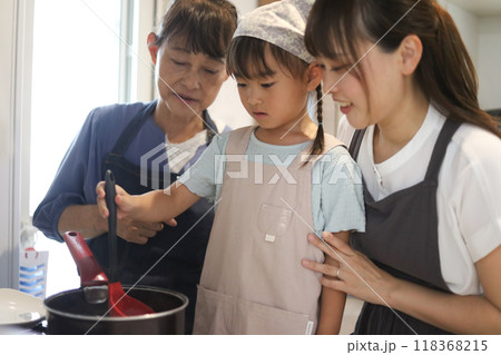 料理する家族 118368215