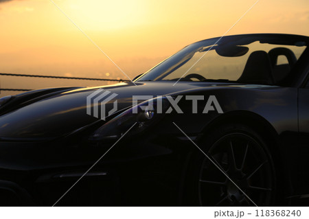 朝日を浴びる黒い艶々のオープンカー 118368240
