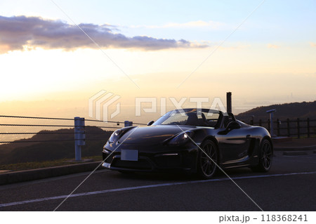 朝日を浴びる黒い艶々のオープンカー 118368241