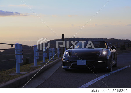 朝日を浴びる黒い艶々のオープンカー 朝日を浴びる黒い艶々のオープンカー 118368242