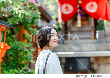京都を観光する若い女性 118368525