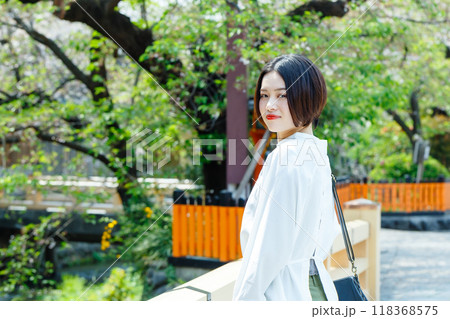 京都を観光する若い女性 118368575