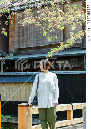 京都を観光する若い女性 118368578