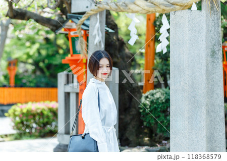 京都を観光する若い女性 118368579