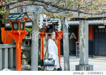 京都を観光する若い女性 京都を観光する若い女性 118368621