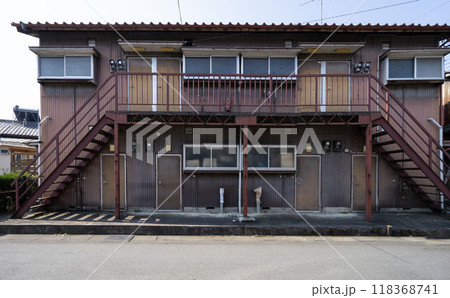 二階建てアパート、老朽化した下宿屋、窓の割れたアパート 118368741