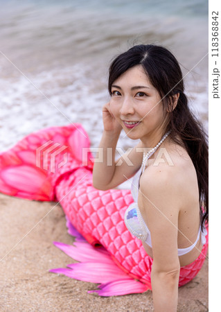 海の砂浜に寝そべる若い女性の人魚 118368842