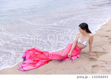 海の砂浜に寝そべる若い女性の人魚 118368843