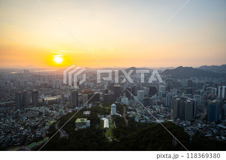 韓国　南山ソウルタワーから眺めるソウルの夕景 118369380