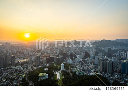 韓国　南山ソウルタワーから眺めるソウルの夕景 118369383
