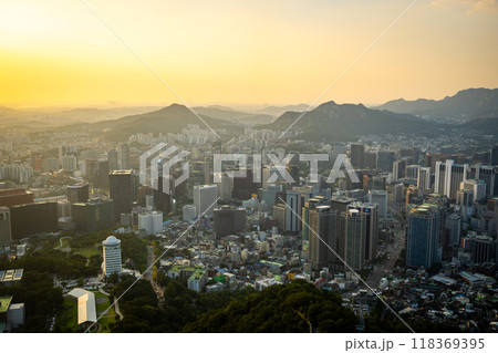 韓国　南山ソウルタワーから眺めるソウルの夕景 118369395