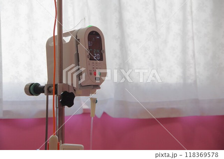 出産を待つ分娩室から見えるシリンジポンプ（輸血ポンプ） 118369578