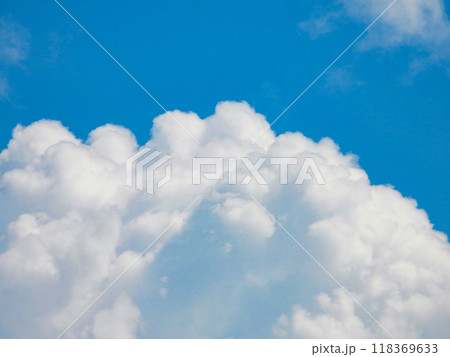 青空に浮かぶ雲 118369633
