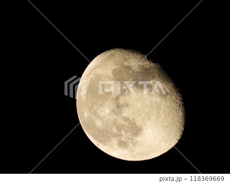 夜空に浮かぶ月 118369669