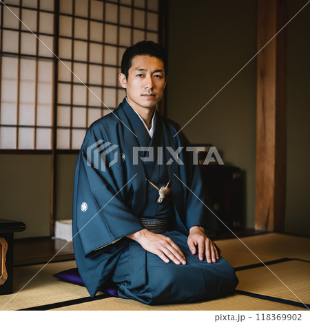 和室で正座する着物姿の男性 118369902