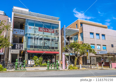 日本の東京都市景観 猛烈な暑さ続く…。東急電鉄　桜新町駅 西口などを望む＝令和6年9月15日 118370150