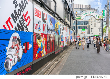 原宿通りにある「ドラゴンボール」や「名探偵コナン」のアニメキャラクターをフィーチャーした広告壁 118370730