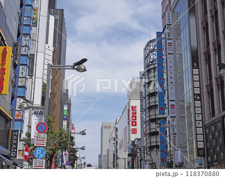 新宿の繁華街。空とビル。 118370880