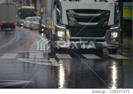 雨天走行中の物流トラック 雨天走行中の物流トラック 118371372