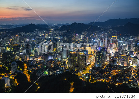 韓国　南山ソウルタワーから眺めるソウルの夜景 118371534