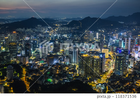 韓国　南山ソウルタワーから眺めるソウルの夜景 118371536