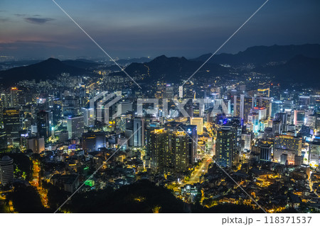 韓国　南山ソウルタワーから眺めるソウルの夜景 118371537