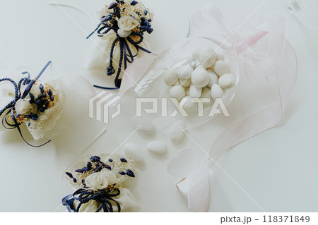 イタリアのコンフェッティ・キャンディ（アーモンドの砂糖菓子）とボンボニエール　俯瞰 118371849