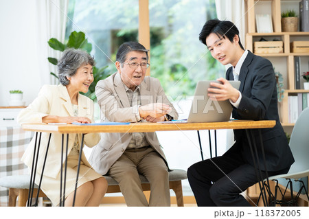 リフォーム相談をするシニア夫婦　シニア夫婦に営業するビジネスマン 118372005