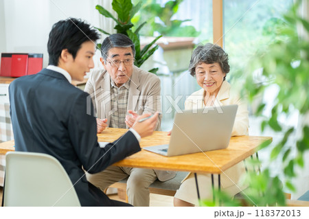 リフォーム相談をするシニア夫婦 シニア夫婦に営業するビジネスマン リフォーム相談をするシニア夫婦 シニア夫婦に営業するビジネスマン 118372013