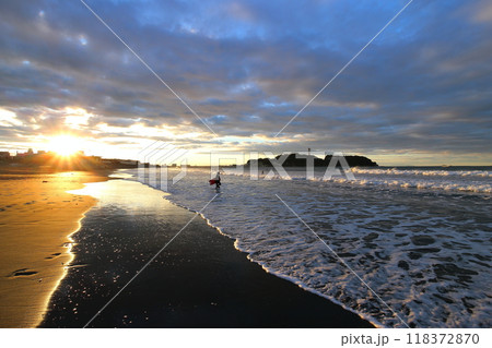 早朝の湘南 118372870