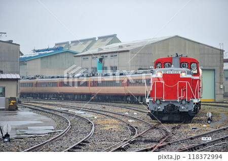 北陸本線 松任 松任本所 松任工場 489系 H01編成(金沢) DE10-1035 廃車回送 北陸本線 松任 松任本所 松任工場 489系 H01編成(金沢) DE10-1035 廃車回送 118372994