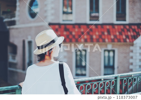 洋風の建物と麦わら帽子の女性 洋風の建物と麦わら帽子の女性 118373007