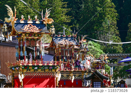 秋の高山祭　屋台の曳き揃え 118373026